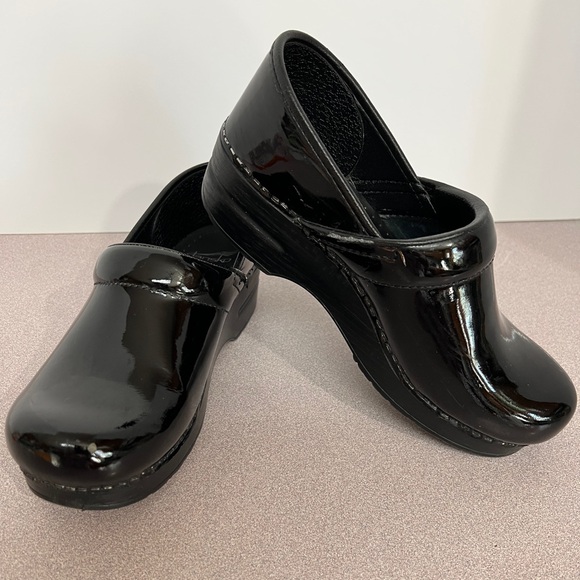 Dansko Women’s Professional Clogs, Regular Width, Size 38 (US size 7.5-8) - Picture 2 of 13